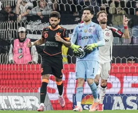 Imagem ilustrativa da imagem Flamengo defende cavadinha, vence Corinthians de virada e dispara na liderança