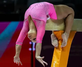 Imagem ilustrativa da imagem Flávia Saraiva vai bem na trave, mas termina em 4º no Mundial de Ginástica