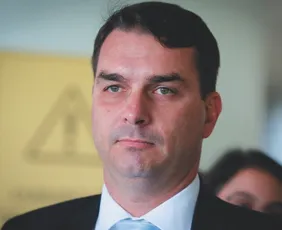 Imagem ilustrativa da imagem Flávio Bolsonaro chama Moraes de terrorista e pede trégua por saúde do pai