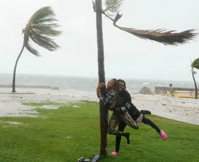 Imagem ilustrativa da imagem Furacão Melissa atinge Jamaica e pode ser a 'tempestade do século'