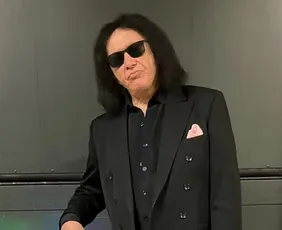 Imagem ilustrativa da imagem Gene Simmons, do Kiss, sofre acidente após desmaiar enquanto dirigia