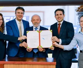 Imagem ilustrativa da imagem Governo Lula lança carteira que dá desconto a professores