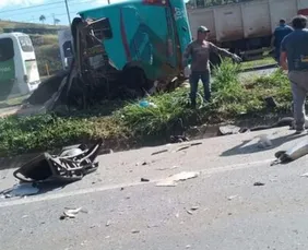 Imagem ilustrativa da imagem Grave acidente entre dois ônibus deixa quatro mortos e 31 feridos em MG
