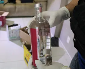 Imagem ilustrativa da imagem Homem é preso por falsificação de bebidas no Espírito Santo