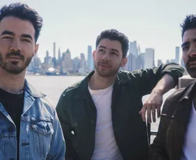 Imagem ilustrativa da imagem Jonas Brothers celebra a volta às origens em novo álbum