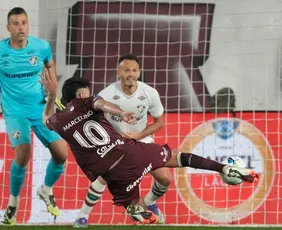 Imagem ilustrativa da imagem Lanús faz no fim, vence Fluminense e larga na frente nas quartas da Sul-Americana