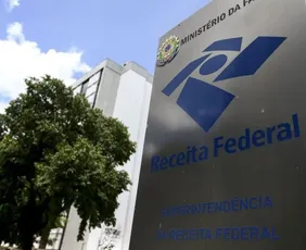 Imagem ilustrativa da imagem Leilão da Receita Federal tem smartphones por R$ 150 e carro por R$ 2.500