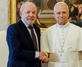 Imagem ilustrativa da imagem Lula encontra papa Leão 14, fala em 'muita química' e o convida para a COP30