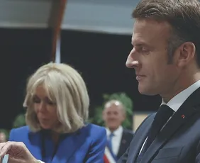 Imagem ilustrativa da imagem Macron vai apresentar 'prova científica' de que sua esposa nasceu mulher