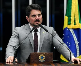 Imagem ilustrativa da imagem Marcos do Val faz live com ataques a Moraes e descumpre veto do STF