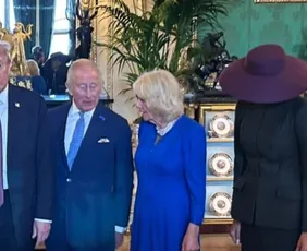 Imagem ilustrativa da imagem Melania Trump vira piada nas redes sociais por causa de chapéu usado no Reino Unido