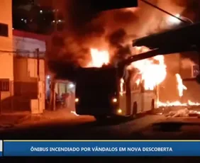 Imagem ilustrativa da imagem Ônibus incendiado em protesto interrompe transporte em Nova Descoberta