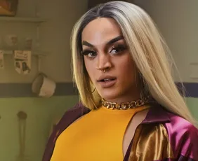 Imagem ilustrativa da imagem Pabllo Vittar leva puxão de cabelo de fã em show e reage com tapa