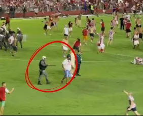 Imagem ilustrativa da imagem Perseguição e violência: PM agride torcedor do Náutico na festa do acesso à Série B