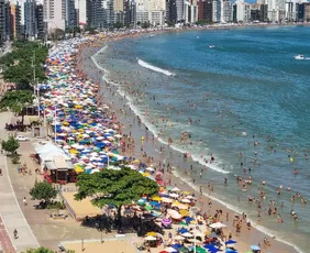 Imagem ilustrativa da imagem “Prévia do verão” lota praias de Guarapari
