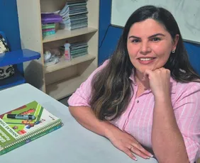 Imagem ilustrativa da imagem Professora do EJA de Guarapari fica entre as melhores do País com método inovador