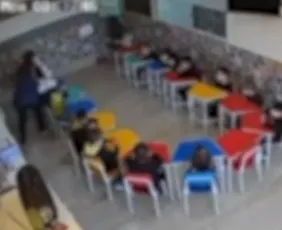 Imagem ilustrativa da imagem Professora é presa após agredir menino de 4 anos com pilha de livros em escola