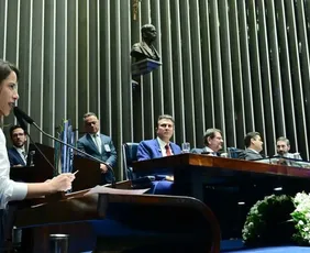 Imagem ilustrativa da imagem Raquel Lyra recebe homenagem do Senado por avanços de Pernambuco na alfabetização