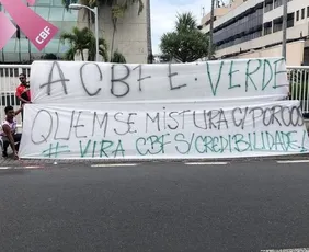 Imagem ilustrativa da imagem Torcida do Flamengo protesta antes de clássico contra Palmeiras: 'CBF é verde'