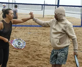 Imagem ilustrativa da imagem Tribuna Open de Beach Tennis: campeões superam a ventania