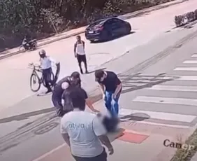 Imagem ilustrativa da imagem VÍDEO | Adolescente de bicicleta é atropelado em Vila Velha