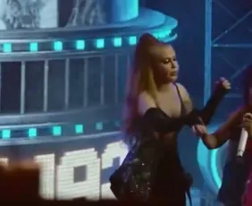 Imagem ilustrativa da imagem VÍDEO | Joelma tira microfone de fã à força após ser criticada em show
