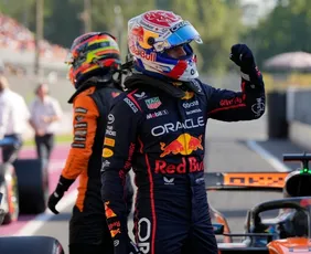Imagem ilustrativa da imagem Verstappen frustra McLaren e Ferrari e festeja volta mais rápida da história
