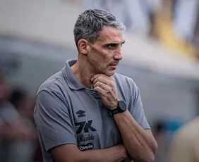Imagem ilustrativa da imagem Vojvoda estreia no Santos em empate sem gols diante do Fluminense na Vila Belmiro