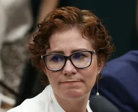 Imagem ilustrativa da imagem Zambelli segue presa após audiência na Itália, mas decisão ainda não é definitiva