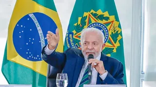 Imagem ilustrativa da imagem Governo Lula vai lançar programa 'Aqui é Brasil' para acolher deportados dos EUA