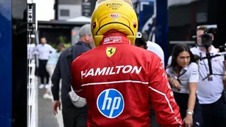Imagem ilustrativa da imagem Hamilton diz ser ‘completamente inútil’ e dá sugestão chocante à Ferrari