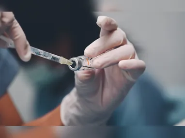 Paciente aplica o medicamento: médicos 
dizem que é importante priorizar a compra em farmácias de confiança