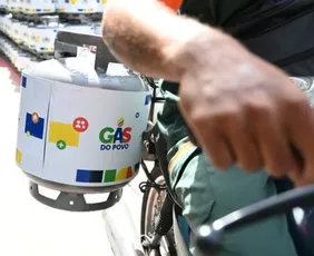 Imagem ilustrativa da imagem 7,4 mil famílias de Vitória recebem botija de gás gratuita em programa federal