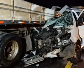 Imagem ilustrativa da imagem Acidente entre carreta e van com estudantes deixa um morto e 14 feridos no RS