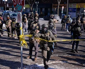 Imagem ilustrativa da imagem Agentes federais dos EUA matam a tiros mais uma pessoa em Minneapolis