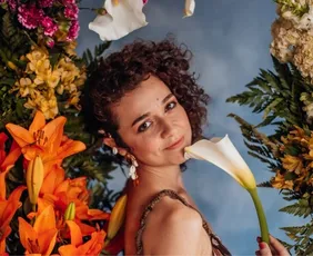 Imagem ilustrativa da imagem Aline Maria entre flores, espinhos e música em álbum