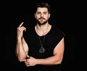 Imagem ilustrativa da imagem Alok interrompe show em cruzeiro após forte ventania arrastar pessoas e objetos