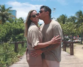 Imagem ilustrativa da imagem Amores de verão que viraram namoro e casamento: quando investir ou não