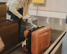 Imagem ilustrativa da imagem Anac prevê alta no preço de passagens aéreas com volta da mala de graça