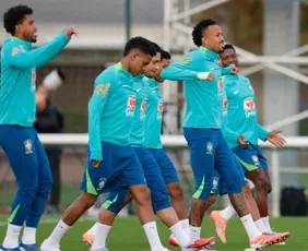 Imagem ilustrativa da imagem Ancelotti mantém base com 4-2-4 e testa Militão na lateral da seleção