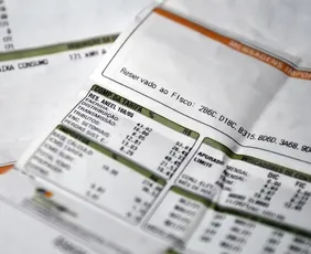 Imagem ilustrativa da imagem Aneel mantém bandeira vermelha 1 na conta de luz em novembro