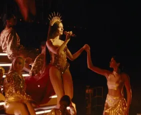 Imagem ilustrativa da imagem Anne Hathaway aparece como diva pop em trailer de novo filme