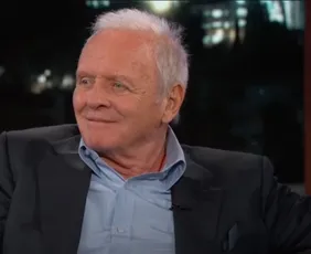 Imagem ilustrativa da imagem Anthony Hopkins celebra 50 anos sóbrio e relembra apagão alcoólico dirigindo