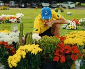 Imagem ilustrativa da imagem Antonelli faz visita a túmulo de Ayrton Senna às vésperas do GP de São Paulo de F-1
