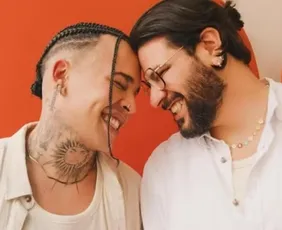 Imagem ilustrativa da imagem Após 11 anos juntos, Gloria Groove e Pedro Lopes se casam em São Paulo