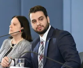 Imagem ilustrativa da imagem Após fuga de Silvinei, PF comunica Filipe Martins sobre prisão domiciliar