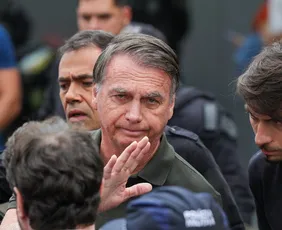 Imagem ilustrativa da imagem Após relatar surto em audiência de custódia, Bolsonaro continua preso em Brasília
