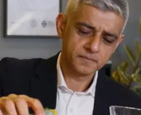 Imagem ilustrativa da imagem Após viralizar ao chamar Guaraná de 'horrível', prefeito de Londres muda de opinião