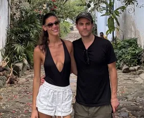 Imagem ilustrativa da imagem Ator de 'The Vampire Diaries' passa férias no Brasil ao lado da noiva
