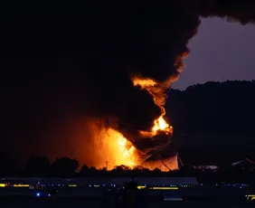 Imagem ilustrativa da imagem Avião de carga cai pouco após a decolagem nos EUA